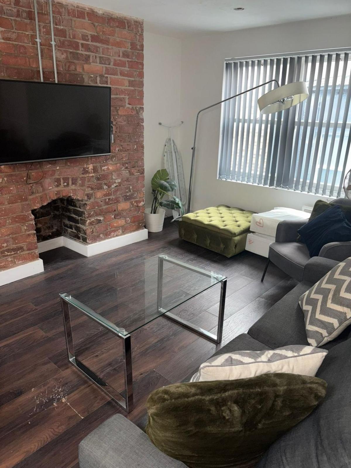 Castle Street - Centre 2 Bedroomed Sleeps 8 Apartment
